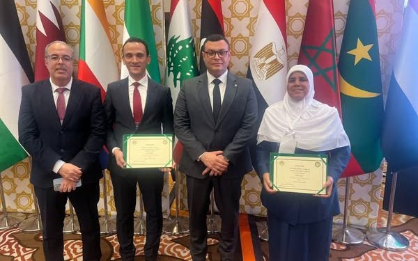 وزير الإسكان يتسلم جائزة فوز مصر عن مشروع “روضة السيدة” كأفضل المشروعات السكنية المُنَفذَة