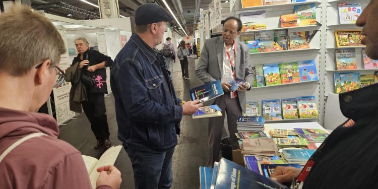 إستمرارتوزيع إصدارات مؤسسة رسالة السلام في معرض فرانكفورت الدولى للكتاب 