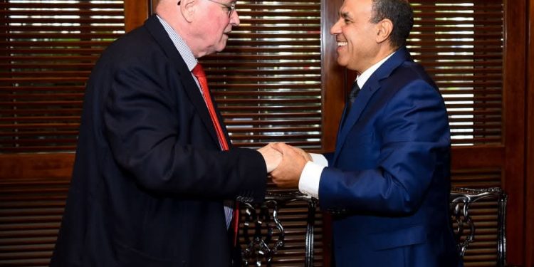 وزير الخارجية يلتقى البروفيسور الألماني فولكر كاودر بجامعة مدينة جيسن الألمانية