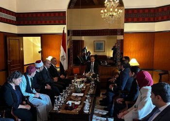 وزير الخارجية يلتقي أعضاء الجالية المصرية بإسلام آباد 