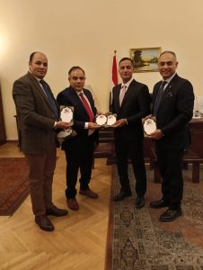 وفد مؤسسة رسالة السلام يهدي للسفير المصري في روسيا إصدارات مجلة العرب العربية والدولية