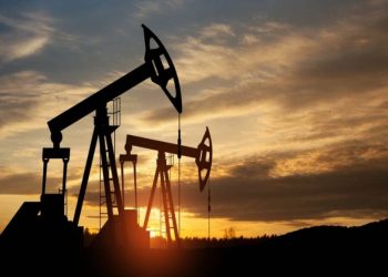 النفط يرتفع مع قرب انقضاء مهلة أمريكية لإنهاء التعاملات