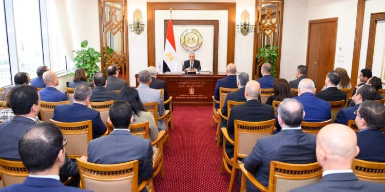 وزير الخارجية يجتمع مع قيادات الوزارة من الدرجات الوسطى لمتابعة سير العمل بالوزارة