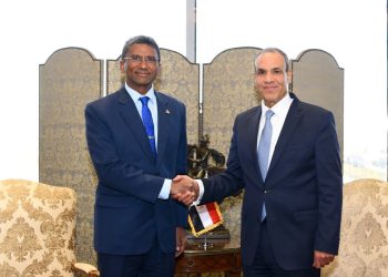 وزير الخارجية يلتقي وزير خارجية سيشل لبحث سبل تعزيز التعاون الثنائي