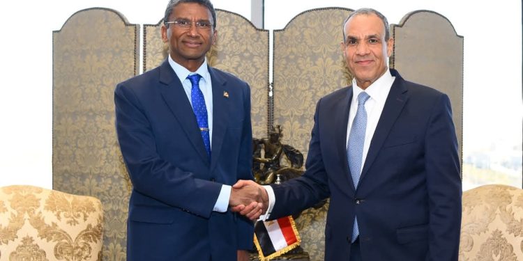 وزير الخارجية يلتقي وزير خارجية سيشل لبحث سبل تعزيز التعاون الثنائي