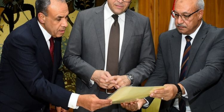 وزير الخارجية يتسلم وثائق ومستندات وخرائط تاريخية بعد ترميمها