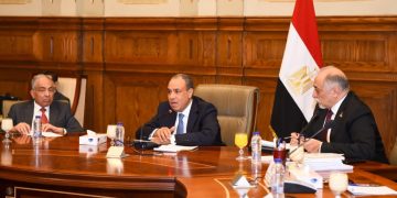 وزير الخارجية يجتمع مع أعضاء لجنة حقوق الإنسان والتضامن الاجتماعي بمجلس الشيوخ