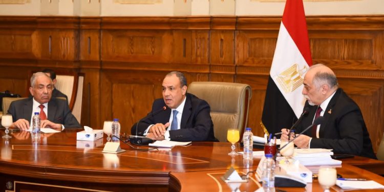 وزير الخارجية يجتمع مع أعضاء لجنة حقوق الإنسان والتضامن الاجتماعي بمجلس الشيوخ