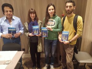 الدكتور حسن حماد بتوزيع عدد من مؤلفات المفكر العربي الاستاذ على محمد الشرفاء الحمادي على الحاضرين ومنها كتاب ومضات على الطريق