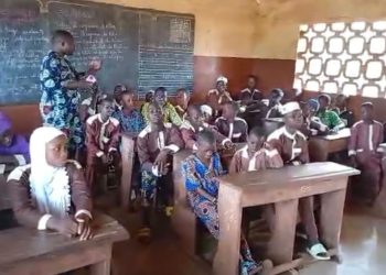 بالصور ..درس تعليمى فى مركز إقرأ بدولة بنين لشرح مقال المفكر على الشرفاء: خواطر على هامش التدبر 