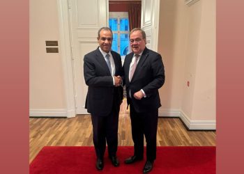 وزير الخارجية يلتقي رئيس لجنة العلاقات الخارجية بالبرلمان الألماني