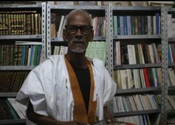 عمدة أوجفت الموريتانية يشكر الأستاذ علي محمد الشرفاء الحمادي  لإهدائه مكتبة فكرية للمدينة