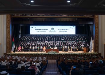 سلطان بن أحمد القاسمي يشهد حفل تخريج طلبة الدراسات العليا بجامعة الشارقة