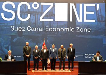 رئيس الوزراء يشهد توقيع اتفاقيات وعقود إنشاء مشروعين متكاملين في مجال الطاقة المتجددة وتصنيع مكوناتها محلياً باستثمارات تزيد على ١.٨ مليار دولار