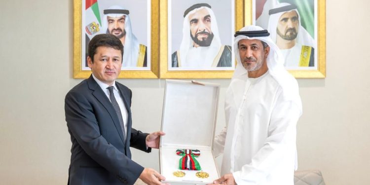 رئيس الدولة يمنح سفير أوزبكستان وسام الاستقلال من الطبقة الأولى