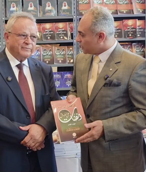 رئيس مكتبة الإسكندرية ومعرض الكتاب الدولي الدكتور أحمد زايد يزور جناح مؤسسة رسالة السلام